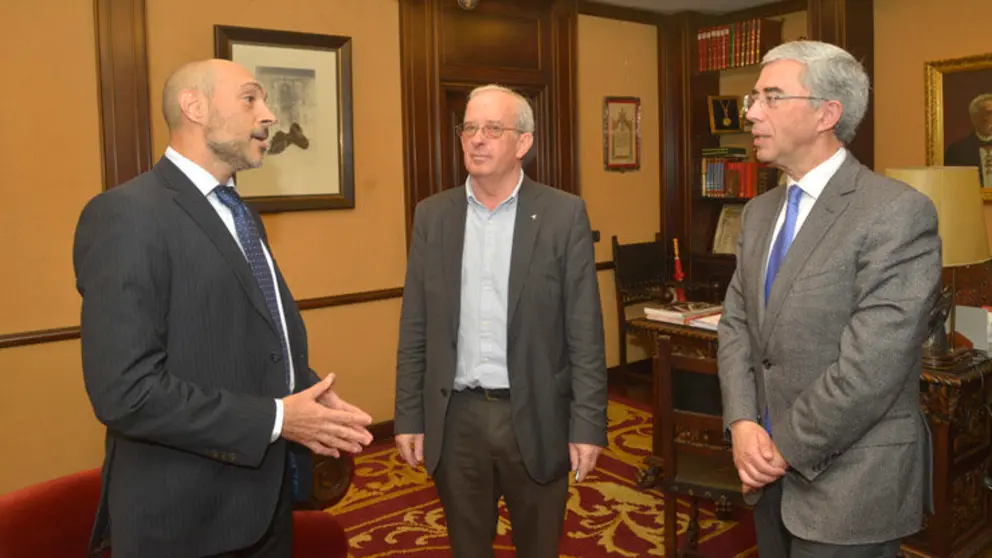 Sergio Prieto, Jes&uacute;s Asorey y Fernando Barros, en la sede de la C&aacute;mara compostelana.