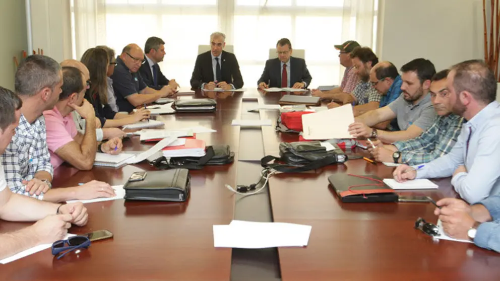O conselleiro Francisco Conde na xuntanza co comit&eacute; de empresa de Ferroatl&aacute;ntica./C.PAZ.