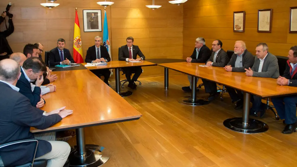 Feij&oacute;o y Conde se reunieron con los alcaldes de la Costa da Morte./X.CRESPO.