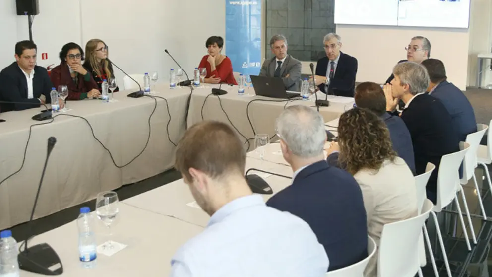 El conselleiro de Industria con representantes de los cl&uacute;sters gallegos, en la Cidade da Cultura.