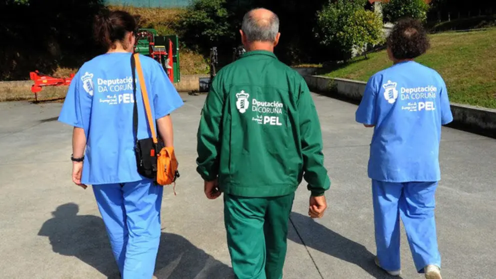 Operarios contratados por el Plan de Empleo Local de la Diputaci&oacute;n de A Coru&ntilde;a.