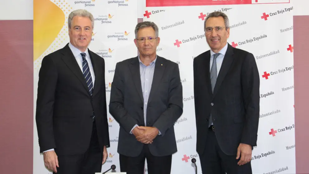 Jordi Garcia Tabernero, el director general de la Fundaci&oacute;n Gas Natural Fenosa, Mart&iacute; Sol&agrave;, y el presidente de Cruz Roja Espa&ntilde;ola, Javier Senent