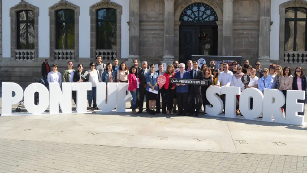 Membros Casa das Camp&aacute;s a membros do comit&eacute; organizador e m&aacute;is de 15 empresas participantes en anteriores edici&oacute;ns de Pont-Up Store, fronte &aacute; Casa das Camp&aacute;s.