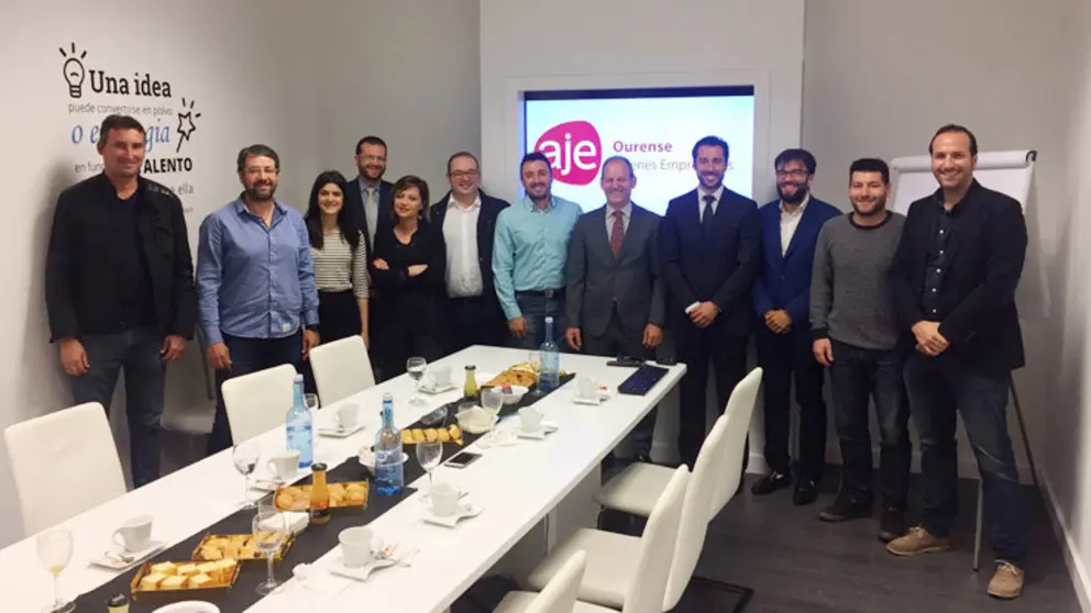 Cividanes en el desayuno con miembros de AJE Ourense.