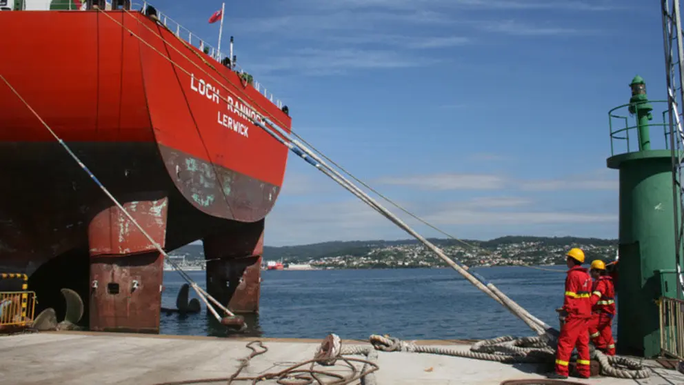 Una operaci&oacute;n de amarre en el Puerto de Ferrol.