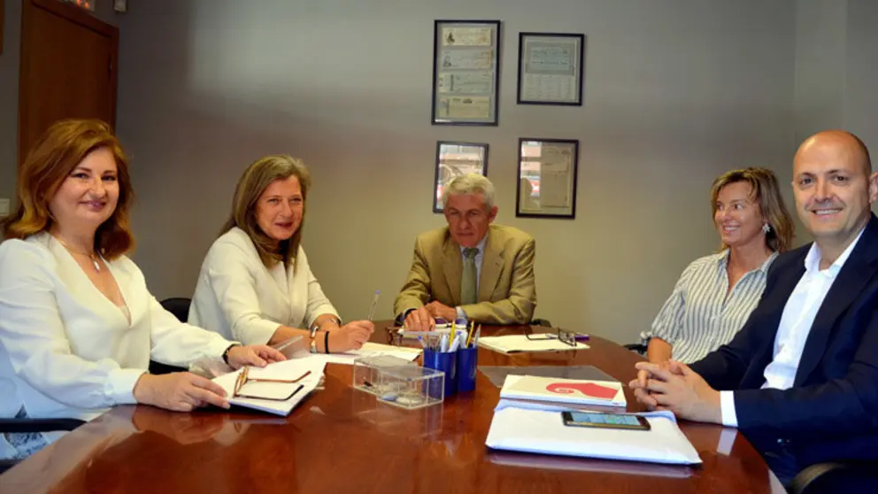 Rosa Eguiz&aacute;bal (directora de Promoci&oacute;n Econ&oacute;mica del Consorcio), Teresa Pedrosa, notario Jos&eacute; Mar&iacute;a Rueda, Patricia Alonso Su&aacute;rez y Eladio P&eacute;rez, consejeros delegados mancomunados de Ecoforest, en la firma de la compra-venta de las parcelas de Porto do Molle.