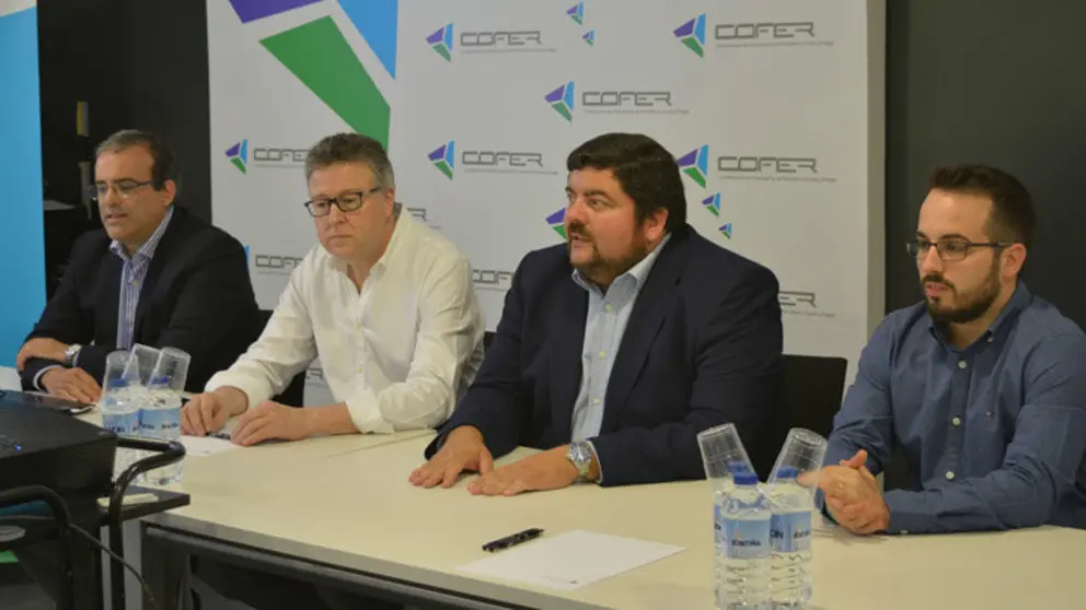 Representantes de la consultora Implicatum y de COFER en la presentaci&oacute;n del informe.