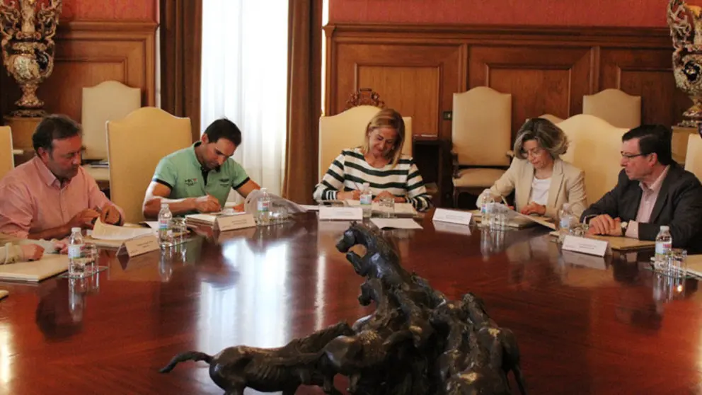 Carmela Silva asinou cos representantes de Lox&iacute;sticas de Transporte, Papel en blanco eventos e Inpekdrone os contratos de ocupaci&oacute;n de espazos no viveiro de Barro-Meis.