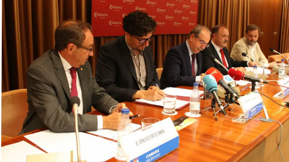 Representantes de la C&aacute;mara de Comercio, el Consorcio de Turismo e Iberia firmaron el acuerdo.