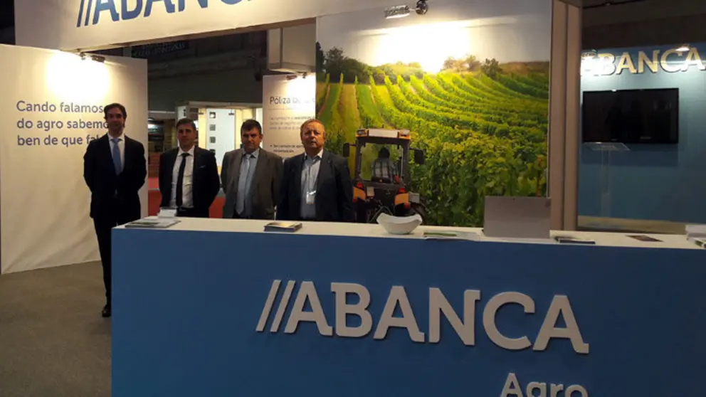 O director de ABANCA Agro, Jes&uacute;s Combarro (primeiro pola esquerda), xunto ao stand do banco na Semana Verde.