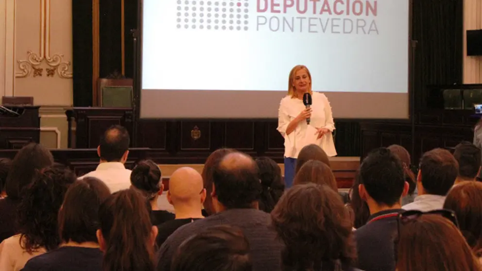 Carmela Silva dirix&iacute;ndose aos bolseiros do Plan de Pr&aacute;cticas Laboral.