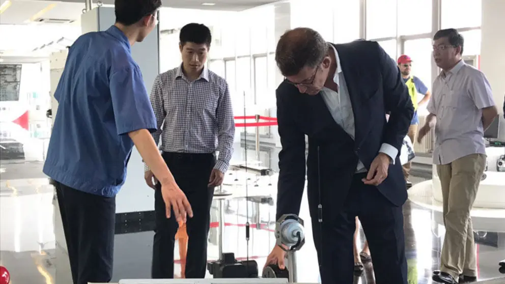 El presidente de la Xunta en su visita a las instalaciones de la empresa CITIC HIC.