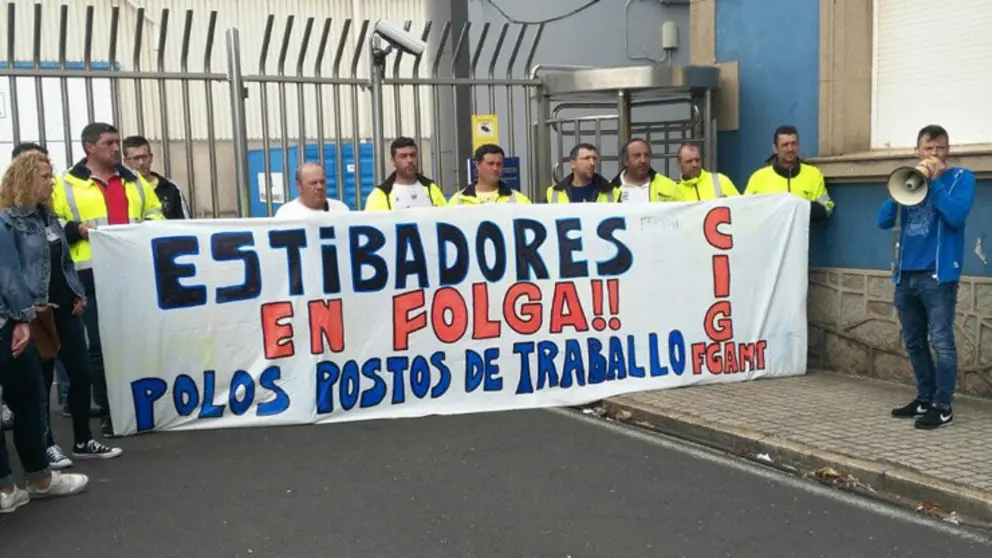 Concentraci&oacute;n de estibadores en el puerto de Ferrol durante la huelga./CIG.