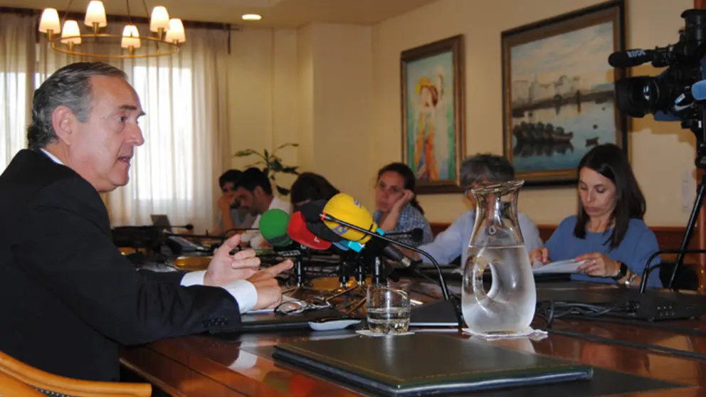 El presidente de la Autoridad Portuaria de A Coru&ntilde;a, Enrique Losada, en rueda de prensa.