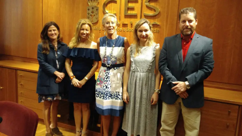 La presidenta del Consello Econ&oacute;mico e Social, Corina Porro, con miembros de AGEINCO.