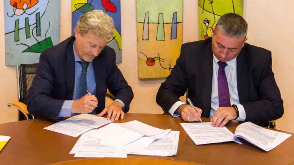 V&iacute;ctor J&aacute;uregui y Jos&eacute; Antonio S&aacute;nchez firmaron el acuerdo entre Club Financiero de Vigo y Gas Natural Fenosa./P.CANDAMIO.
