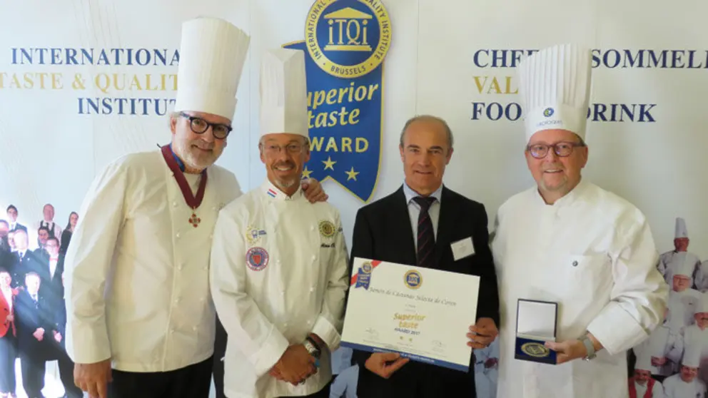 Eel director general de Coren, Emilio Rial, con tres de los chefs que forman parte del jurado del certamen.