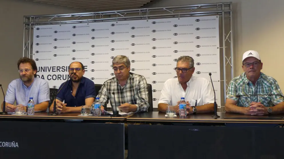 Integrantes do comit&eacute; de Ferroatl&aacute;ntica xunto ao secretario xeral da CIG (esq.) e ao profesor universitario Carlos Aymerich (centro)./CIG.