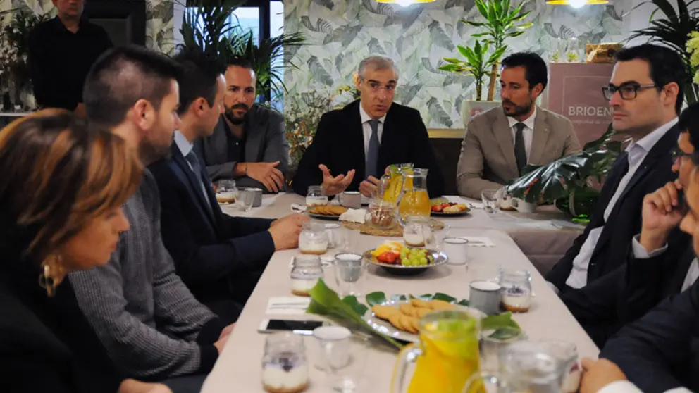 Francisco Conde no almorzo con membros de AJE Ourense.
