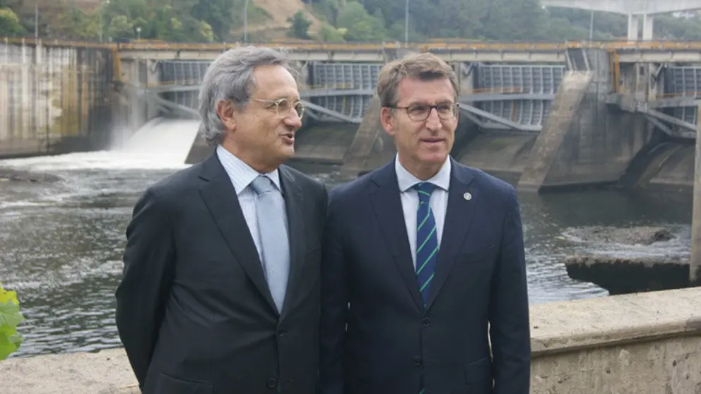 El consejero delegado de Gas Natural Fenosa y el presidente de la Xunta de Galicia delante de la central hidroel&eacute;ctrica de Velle (Ourense)./P.L.