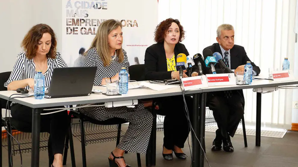 Teresa Pedrosa, Mercedes Rodr&iacute;guez y Jos&eacute; Luis Freire presentaron los datos del informe de Zona Franca y Conxemar./M.V&Aacute;ZQUEZ.