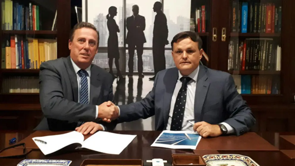 Diego Esquer Rufilanchas, delegado de Gesvalt Galicia, y Javier Garrido Valenzuela, presidente de APROIN firmaron el acuerdo.