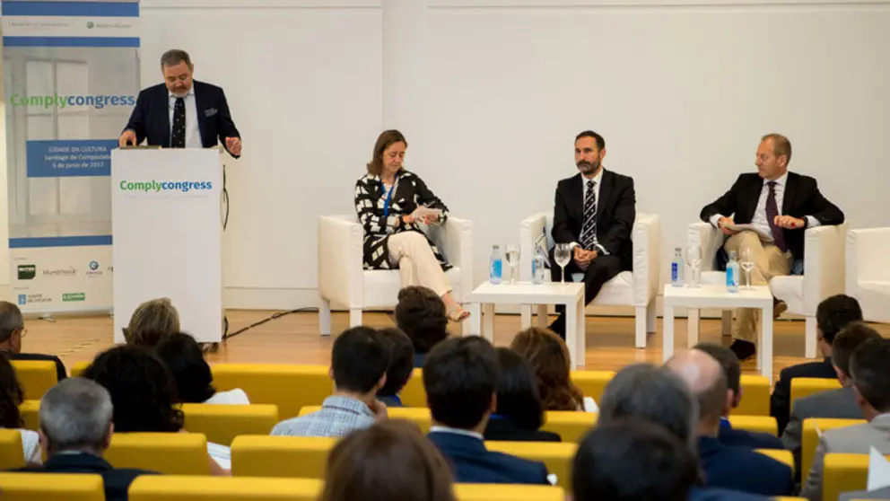 Alberto Garc&iacute;a Ramos, director de Complycongress; Bego&ntilde;a Mestanza, Market Solutions Director de Wolters Kluwer; Juan Hern&aacute;ndez, fiscal y asesor del Gabinete T&eacute;cnico de la Subsecretar&iacute;a de Justicia (Ministerio de Justicia); y Juan Cividanes, director del IGAPE.