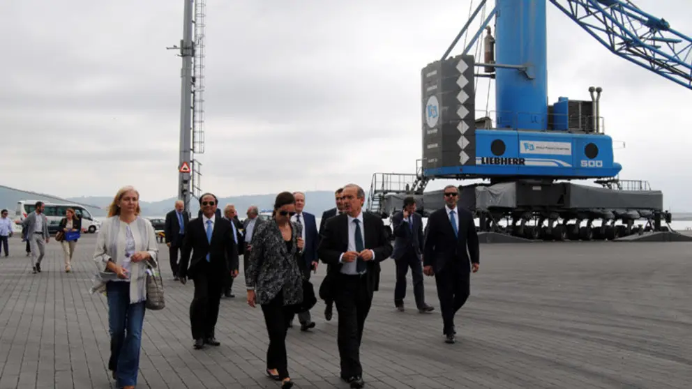 Recorrido de los embajadores de Asia-Pac&iacute;fico por las instalaciones de Punta Langosteira.