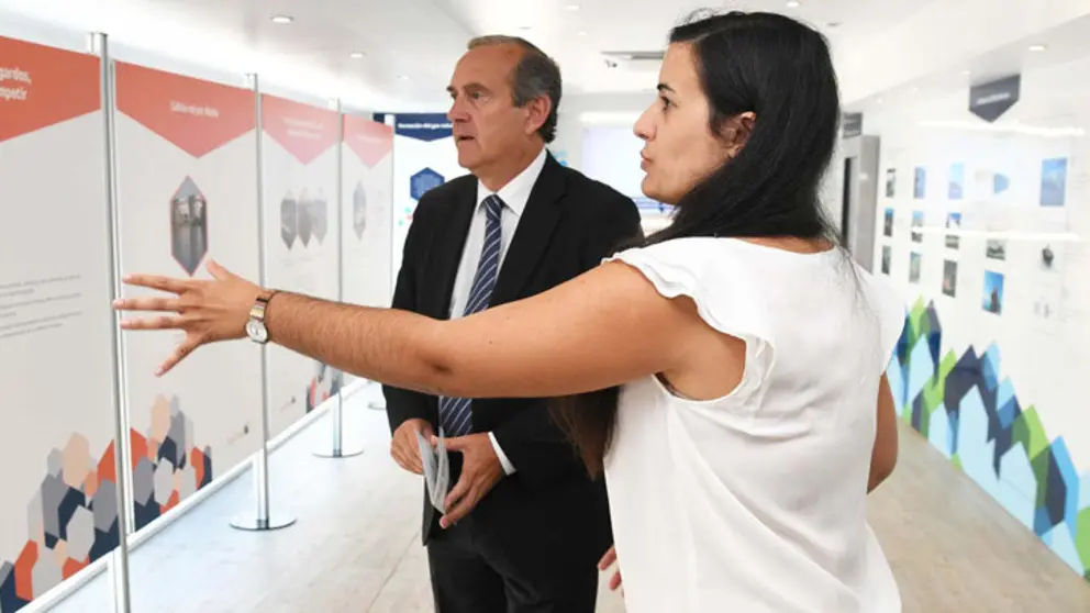 Enrique Losada visit&oacute; la exposici&oacute;n itinirante sobre el GNL en el Parrote.