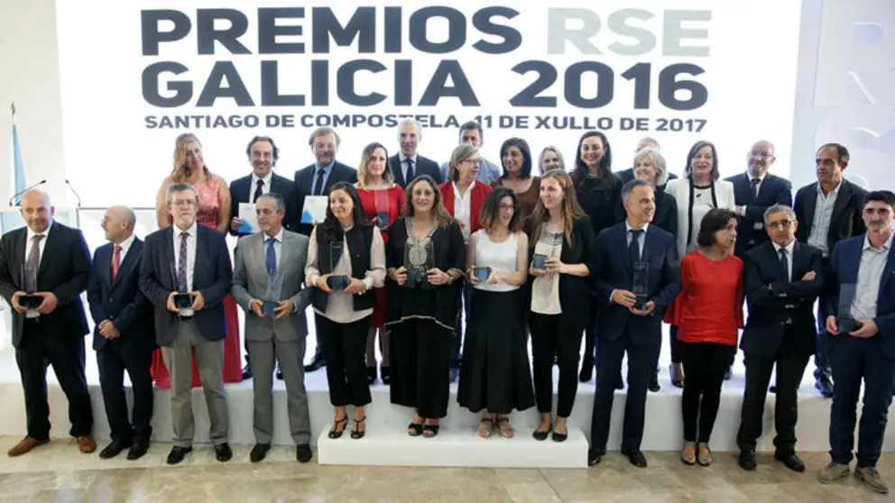 Foto de familia dos galardoados na 2&ordf; ed. dos Premios RSE Galicia.