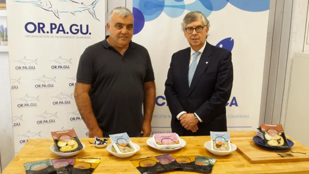 Joaqu&iacute;n Cadilla y Juan Manuel Vi&eacute;ites, responsables de Orpagu y ANFACO, con los platos de quinta gama presentados.