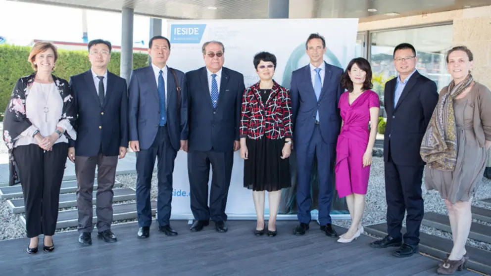 La delegaci&oacute;n de la UIBE con los directivos de IESIDE.