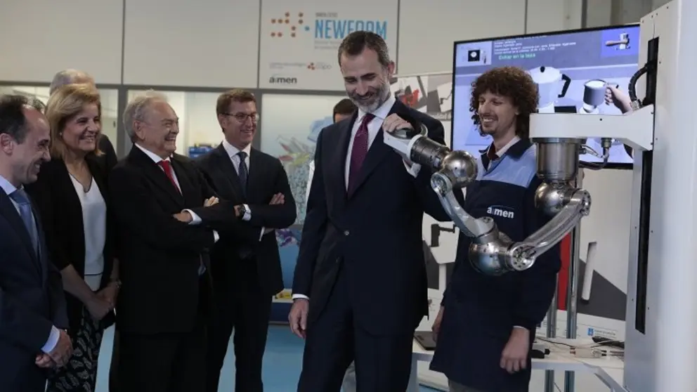 Felipe VI durante su visita a las instalaciones del Centro de Aplicaciones L&aacute;ser de AIMEN.
