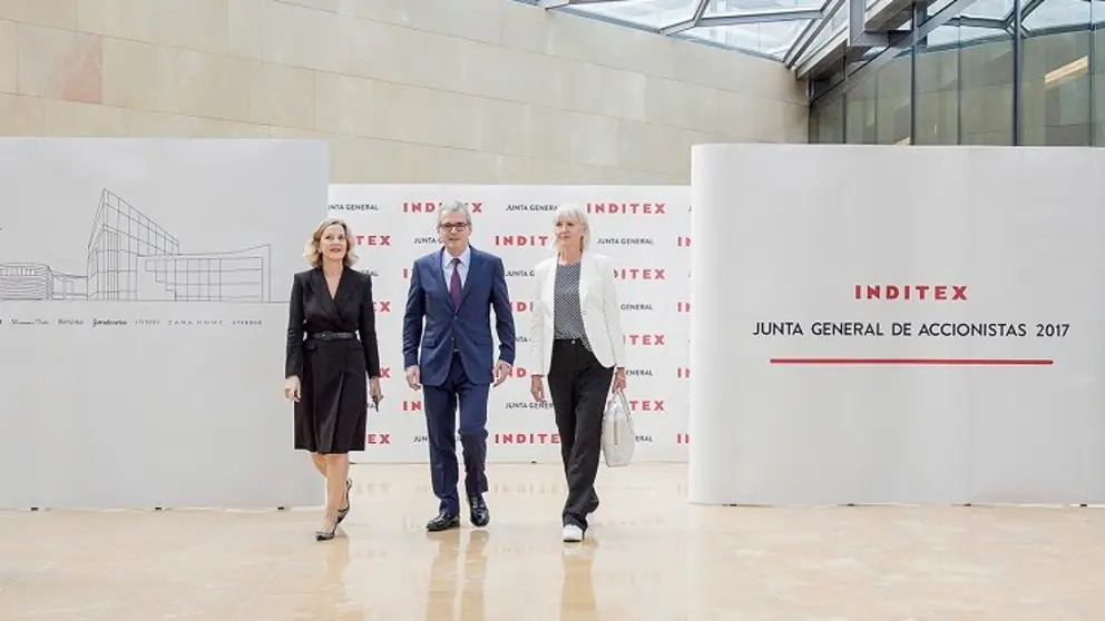 Flora P&eacute;rez, esposa de Amancio Ortega, Pablo Isla, presidente de Inditex, y Denise Kingsmill, consejera del Grupo.