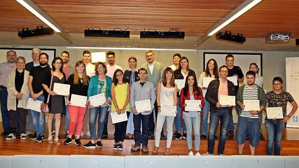Alfonso Marnotes e Sol V&aacute;zquez cos alumnos dos cinco cursos impartidos no Centro de Novas Tecnolox&iacute;as de Galicia.