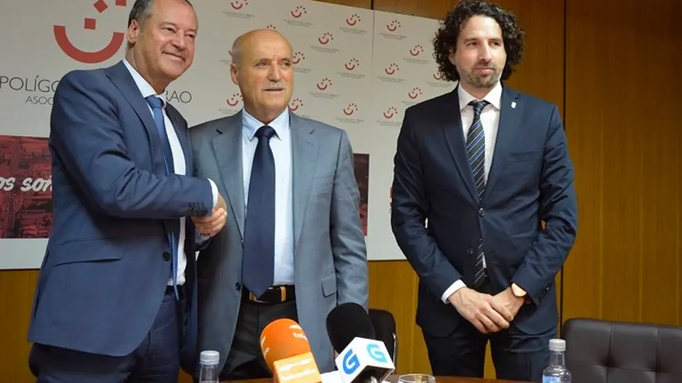 Salustiano Mato, El&iacute;as Mera e Virxilio Rodr&iacute;guez, na sinatura do acordo. /DUVI.