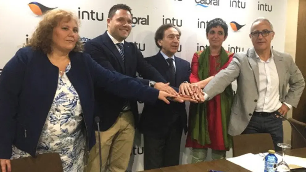 Representantes de las asociaciones de comerciantes vigueses y de Intu Eurofund sellaron el acuerdo.