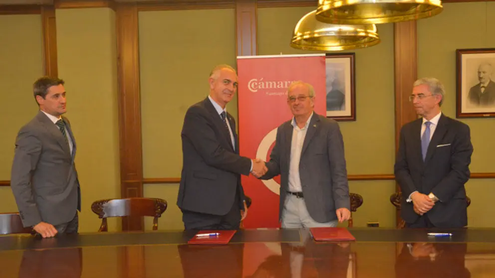 &lrm;&Aacute;lvaro Rodr&iacute;guez Cabo, director Oficina de Relaci&oacute;ns con Instituci&oacute;ns de ABANCA, Lino Comesa&ntilde;a, Jes&uacute;s Asorey, e o secretario xeral da C&aacute;mara, Fernando Barros