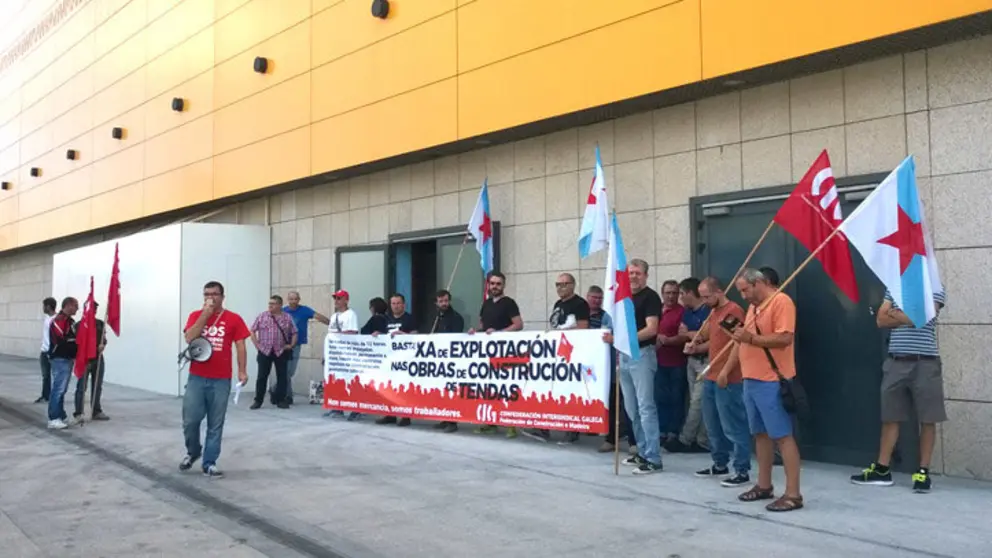 Protesta do sindicato CIG &aacute;s portas das obras da tenda Zara en Marineda, A Coru&ntilde;a.