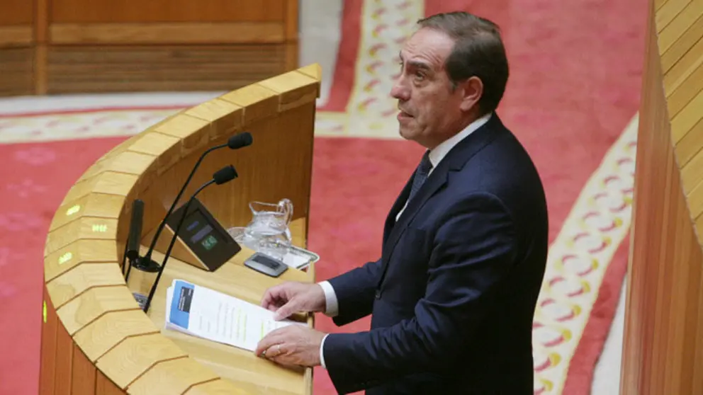O conselleiro Valeriano Mart&iacute;nez, no Parlamento.
