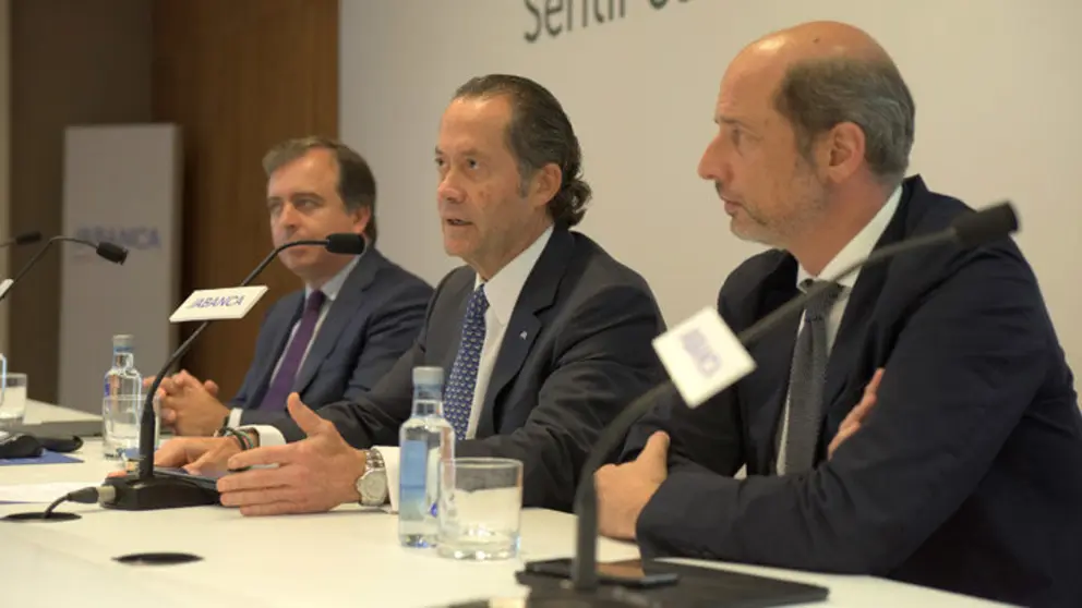 Francisco Botas, Juan Carlos Escotet y Alfonso Caruana, en un momento de la jornada.