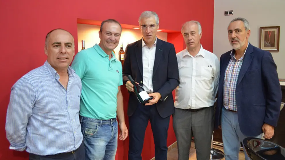 Francisco Conde en la bodega Gran Vinum, en Vilanova de Arousa.