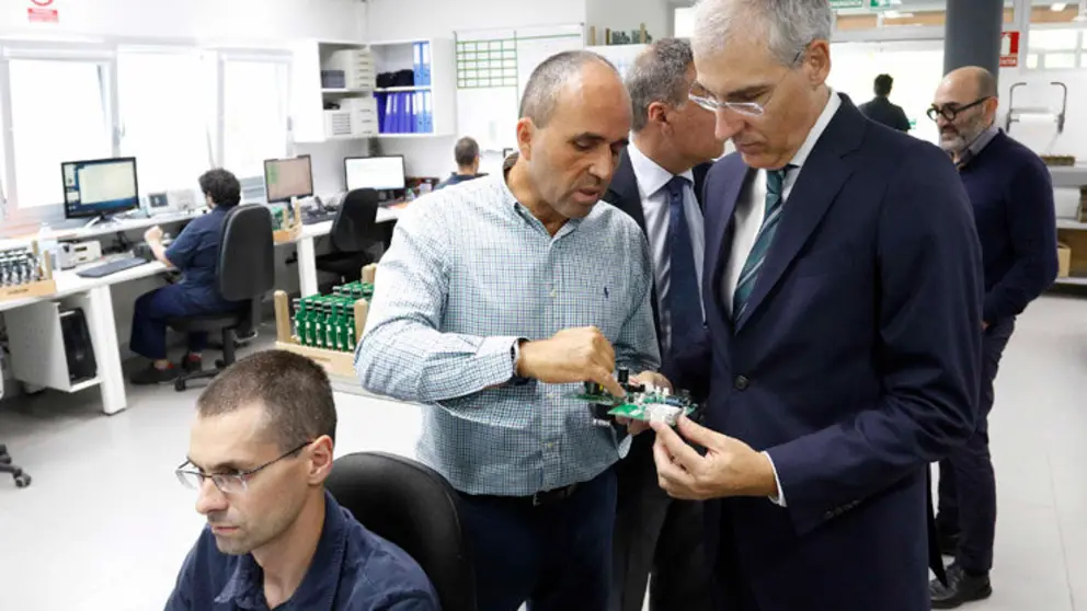 El conselleiro de Econom&iacute;a en las instalaciones de Marine Instruments en Nigr&aacute;n./M.V&Aacute;ZQUEZ.