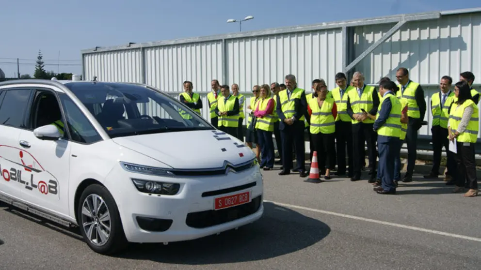 Autoridades en la demostraci&oacute;n de conducci&oacute;n automatizada en la pista de pruebas del CTAG./P.L.