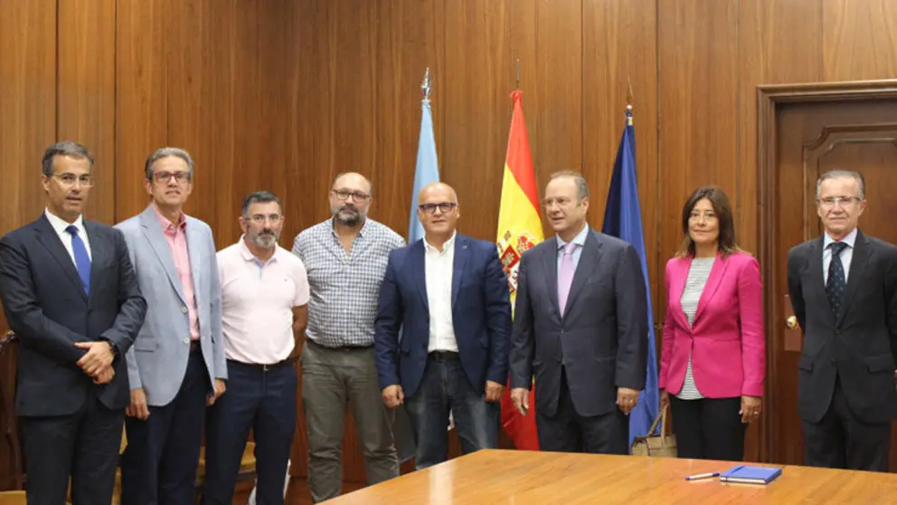 Directivos de la CEO con el presidente de la Diputaci&oacute;n ourensana.