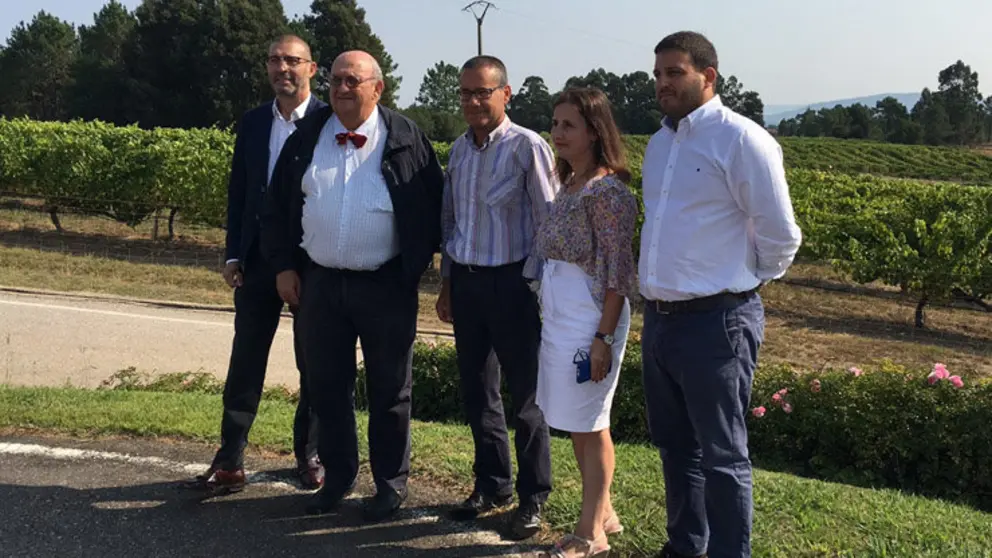 Enrique Costas Rodr&iacute;guez, director general del Grupo Terras Gauda; Jos&eacute; M&ordf; Fonseca Moret&oacute;n, presidente; Emilio Rodr&iacute;guez Canas, director t&eacute;cnico de Bodegas Terras Gauda; Carmen Mart&iacute;nez, investigadora del CSIC y directora del grupo de viticultura de la Misi&oacute;n Biol&oacute;gica de Galicia; y Ant&oacute;n Fonseca, vicepresidente del Grupo bodeguero, en los vi&ntilde;edos de Terras Gauda.