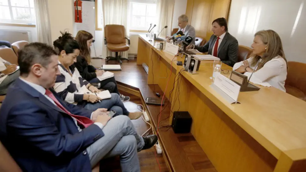 El conselleiro de Econom&iacute;a, el vicepresidente de la C&aacute;mara y la delegada de la Zona Franca en la presentaci&oacute;n del acuerdo.