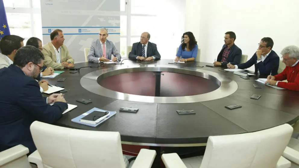 El conselleiro de Econom&iacute;a reunido con representantes de la C&aacute;mara Oficial Minera de Galicia y los Cl&uacute;sters del Granito y de la Pizarra./X.CRESPO.