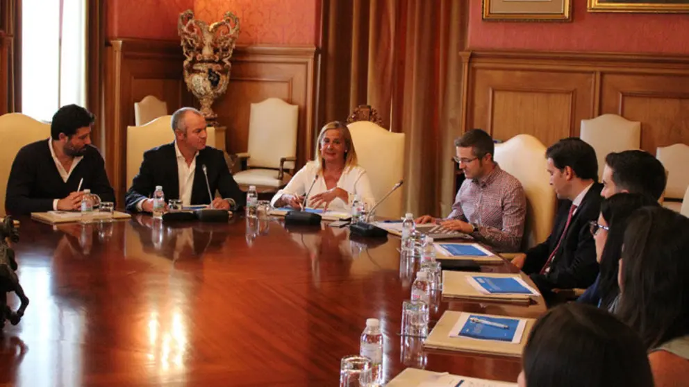 Reuni&oacute;n da presidenta da Deputaci&oacute;n de Pontevedra cos responsables do programa SmartPeme.