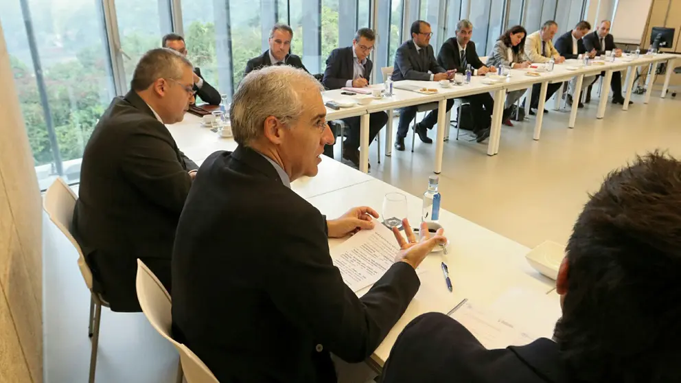Conde en la reuni&oacute;n con los representantes de los cl&uacute;sters gallegos.